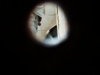 espiando a salvadoreña en baño